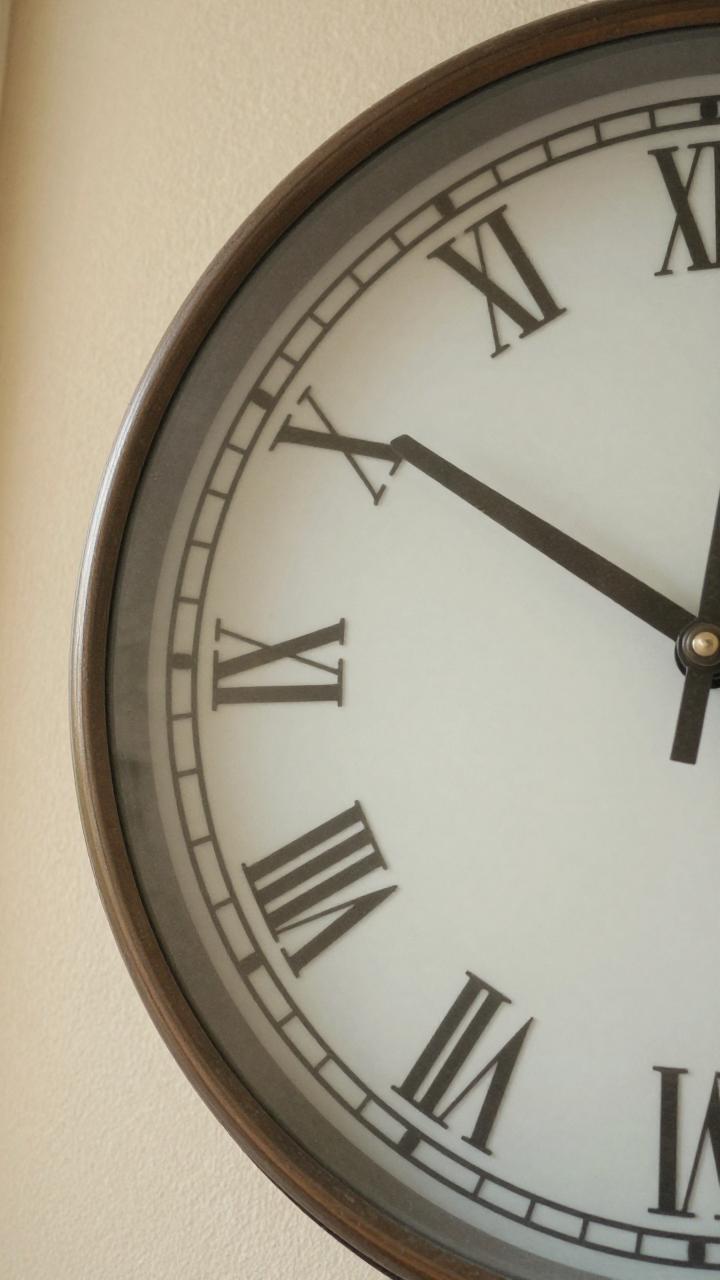 学校禁用手机后，学生竟然看不懂墙上的时钟