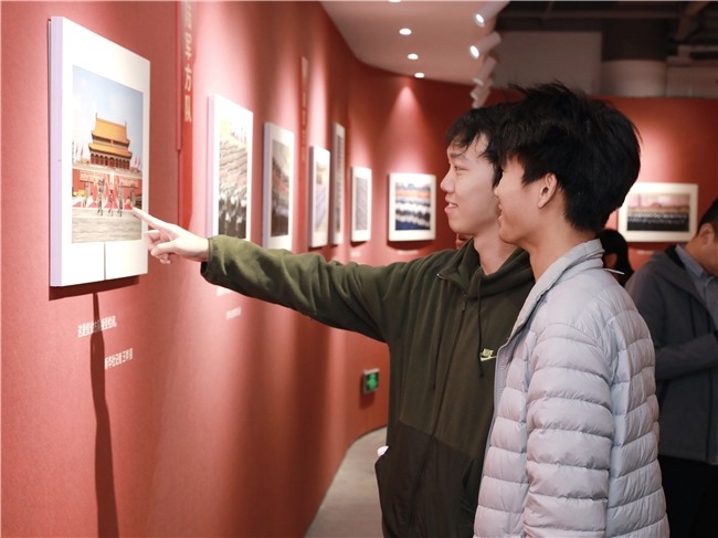 影像里的大思政·九三阅兵展全国高校巡展东莞站开展(图6)