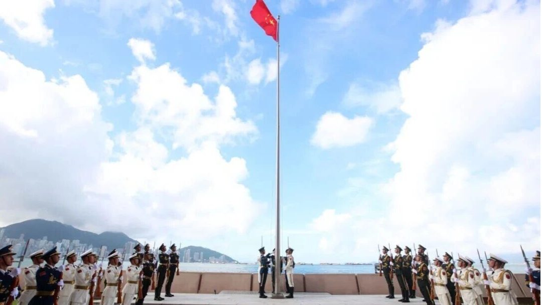 驻港部队与香港中学师生共上爱国主义教育课，厚植家国情怀的缩略图